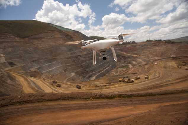 Drone capta imagem de estoque de minrio de ferro e carvo em unidade da siderrgica Gerdau em Ouro Branco (MG)