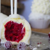 Red velvet cake pops z warstwą sernikową