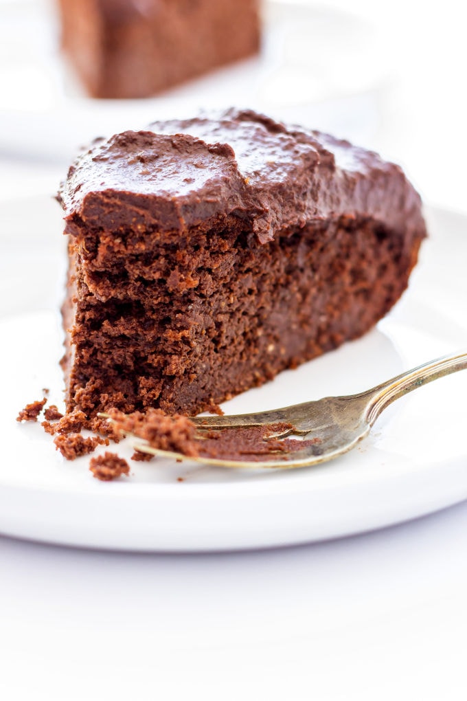 This healthy and decadent double chocolate chia cake is made of 100% real food ingredients. It is extra moist, rich and bursting with flavor. Easy to make, this delicious and versatile dessert is perfect for the novice baker. It is also paleo, gluten-free, eggless and flourless making, it the perfect guilt-free dessert or snack. With added protein, this recipe is also perfect as a post-workout treat. | www.onecleverchef.com