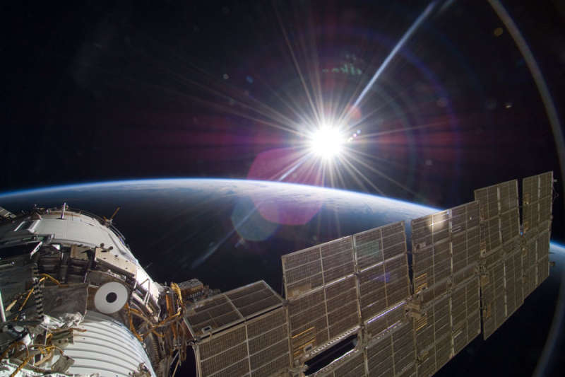 عکس خورشید از ISS;  خورشید سفید است