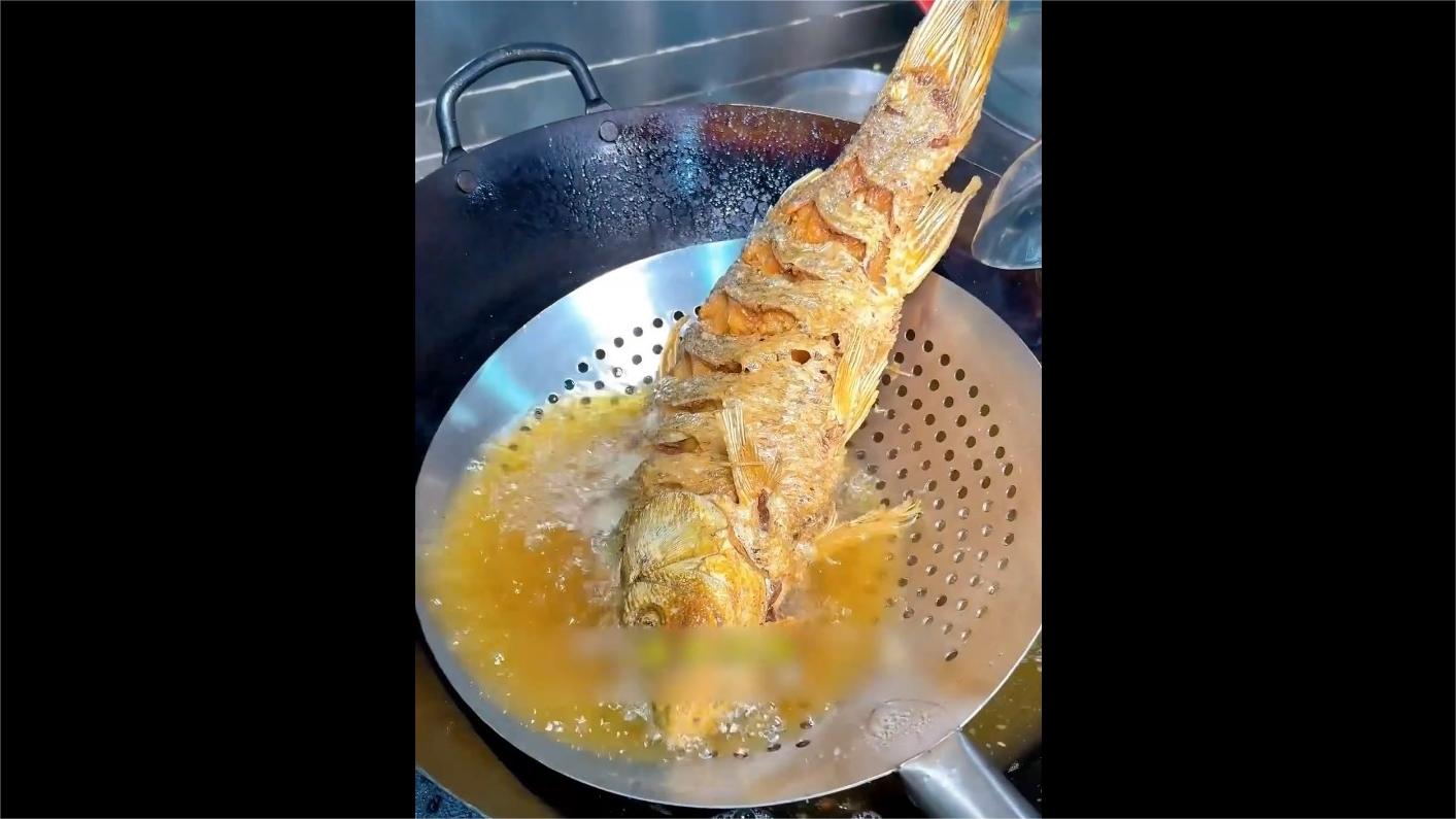 Trending in China | Carp blanketed in baked noodles