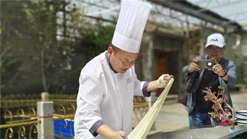 Masterful lamian cook in NW China’s Qinghai makes his noodles thin enough to thread a needle