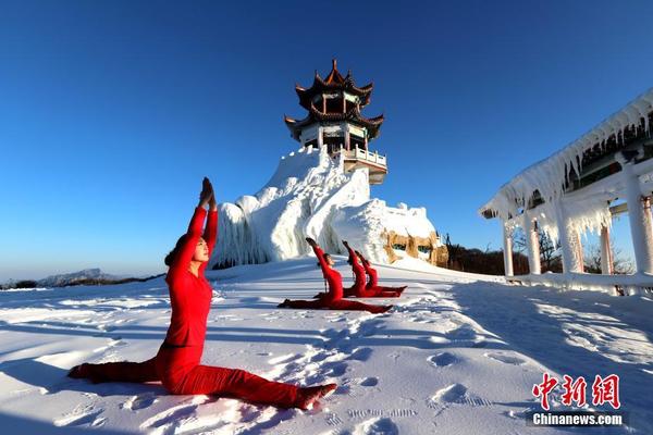 雪中一点红 瑜伽爱好者身着红衣雪地开练