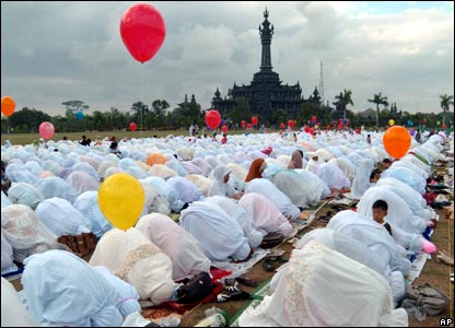 Indonesian Muslims pray in Denpasar on the Indonesian island of Bali