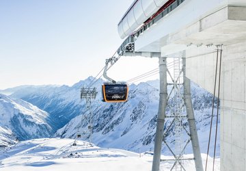 3S Eisgratbahn cabins, Eisgrat mountain station, Stubai Glacier ski lift support access