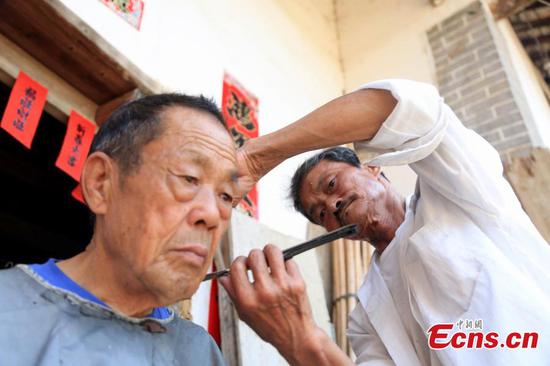 Rural barber offers home service for five decades
