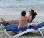 古巴海滩豪放美女