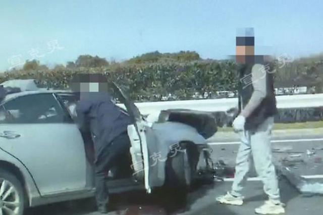 G40沪陕高速崇明段一轿车追尾养护车 事故致2死3伤