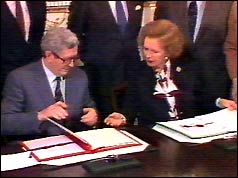 Garret FitzGerald and Margaret Thatcher signing agreeement