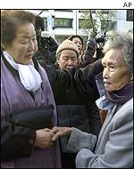 Comfort women Tomasa Salinog, left, and Lee Young-soo