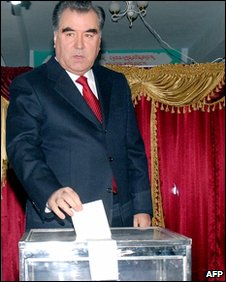 Tajik President Emomali Rakhmon votes in Dushanbe (28 Feb 2010)