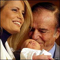 Carlos Menem with his wife Cecilia and newborn son in November 2003