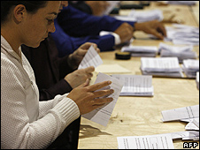 Counting ballots in Dublin, 13 Jun 08