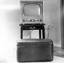 http://upload.wikimedia.org/wikipedia/commons/thumb/a/a3/Television_set_from_the_early_1950s.jpg/220px-Television_set_from_the_early_1950s.jpg