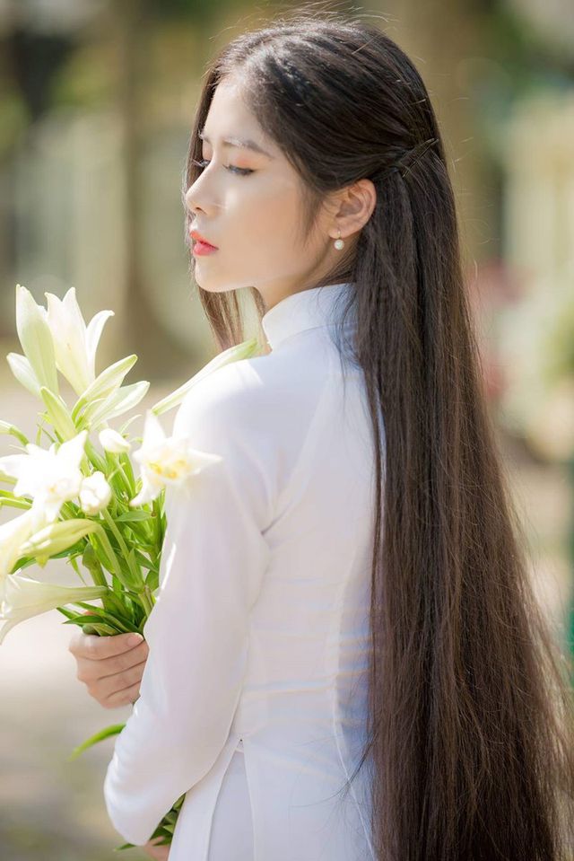 Ngẩn ngơ trước vẻ xinh đẹp của nữ sinh Văn hóa sở hữu mái tóc dài 1m35