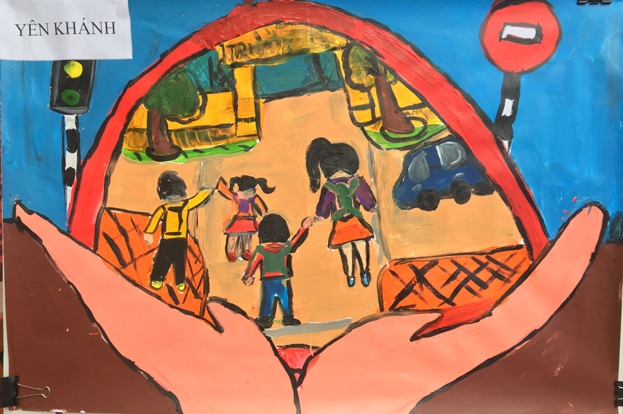 Học sinh tiểu học vẽ tranh tuyên truyền an toàn giao thông