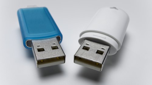 <p> Δύο συσκευές μπορούν να μοιράζονται μία θύρα με διανομέα USB. </p>