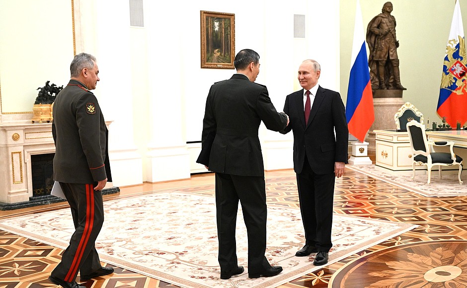 Meeting with State Councillor and Minister of National Defence of the People’s Republic of China Li Shangfu. Left: Defence Minister of Russia Sergei Shoigu.