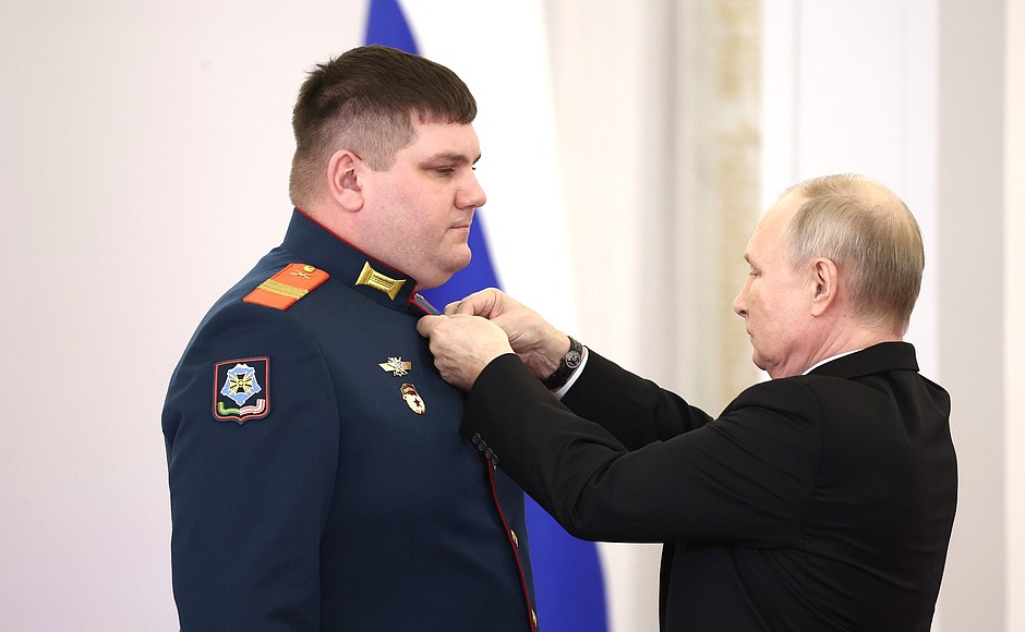 Presentation of Gold Star medals to Heroes of Russia. With Sergeant Yury Mizerny.
