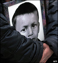 Relative carrying photograph of Beslan victim