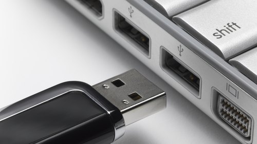 <p> USB atmintinės prie kompiuterių jungiamos per USB. </p>