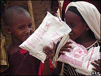 Kenyan children with food aid