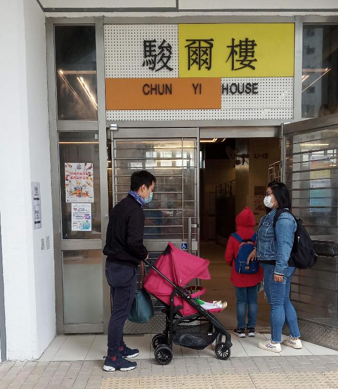 Chun Yeung Estate is integrated with the artistic atmosphere in Fo Tan. The residents of the remaining three domestic blocks of Chun Yeung Estate in Fo Tan started to move into the estate in mid-December 2020 gradually. Photo shows the intake of residents at Chun Yi House at Chun Yeung Estate.



