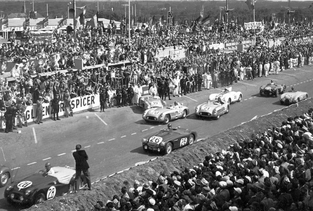 The start of the 1955 24 Hours of Le Mans. Car #26 is the Lance Macklin Austin-Healey, the #19 300SLR is the Fangio/Moss car, #20 is Pierre Levegh, #21 is the Kling/Simon car. Briggs Cunningham is in the Cunningham C5R (#22) with the Tony Brooks Aston Martin (#25) and the da Silva Ramos Gordini (#30). (photo credit: Daimler-Benz archive)
