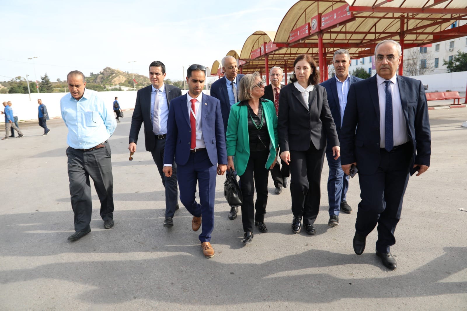 La Ministre de l'Équipement et de l'Habitat, chargée du Ministère des Transports, Mme Sarra Zaâfrani Zenzri, effectue une visite de suivi aux gares du transport terrestre à l'ocaasion de l'Aid Fitr