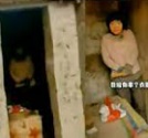 令人不安的中共徐州農村母親被鎖起來的視頻記錄了 1986 年至
                                  1989 年 40,000
                                  多名被綁架的婦女，一名被拔牙的婦女在十幾歲時被綁架，並被迫成為性奴，生育了八個以上的孩子