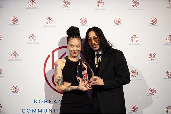 Cặp vợ chồng Tiger JK và Yoon Mi-rae được vinh danh nhận giải cống hiến của cộng đồng người Hàn tại Mỹ
