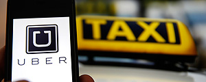 Aplicativo Uber prximo a uma placa de taxi Kai Pfaffenbach - 15.set.2014/Reuters