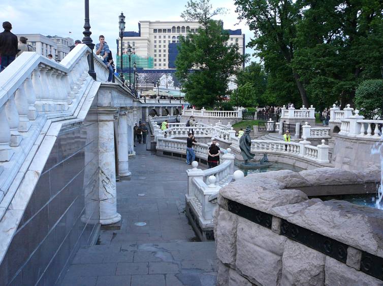 Shopping complex Okhotny Ryad (architect  Michael Posokhin Jr.), which together with the accomplishment of "adjacent territory" entered Alexander Garden, destroyed part of the historical fence essentially violated the solemn atmosphere around the Tomb of the Unknown Soldier .