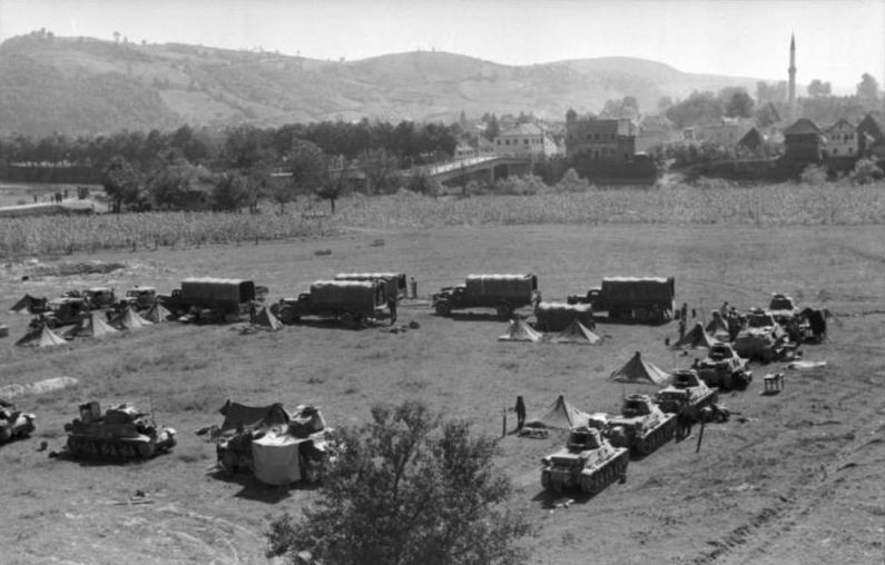 Kamioni i tenkovi divizije u Bosni.