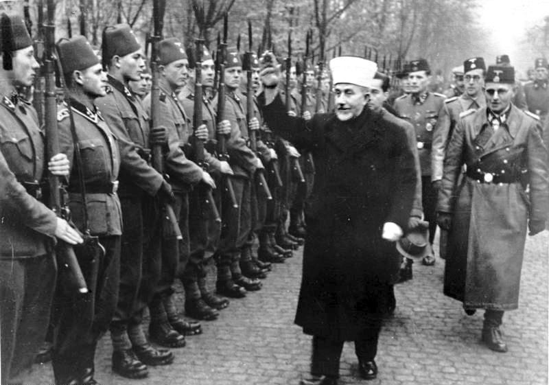Amin al-Huseini, muftija jerusalimski, pozdravlja trupe divizije. novembra 1943