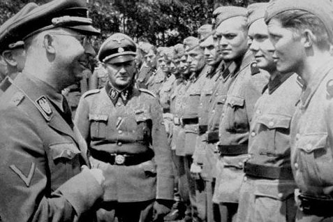 Heinrich Himmler je pregledao švedske dobrovoljce divizije. Sennheim 1943